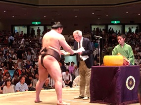 Prosciutto di Parma e Parmigiano,il premio del campione di Sumo