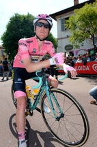 Giro d'Italia: la maglia rosa Kruijswijk cade sul ghiaccio