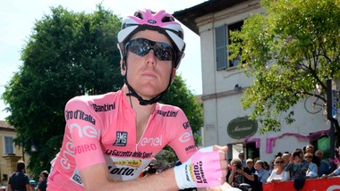 Giro d'Italia: la maglia rosa Kruijswijk cade sul ghiaccio