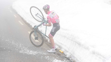 Giro d'Italia, Kruijswijk cade sul ghiaccio