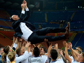 Champions League, Real Madrid: Zidane portato in trionfo