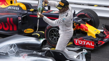 F1, Hamilton recupera in lavagna