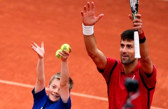 Roland Garros, Djokovic vola in semifinale ed esulta con un bambino