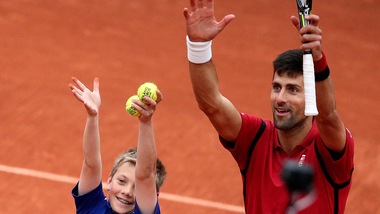 Roland Garros, Djokovic vola in semifinale ed esulta con un bambino