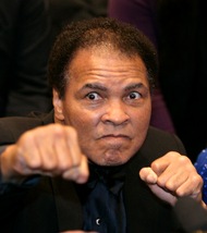 Muhammad Ali: le condizioni si aggravano, famiglia stretta intorno al campione