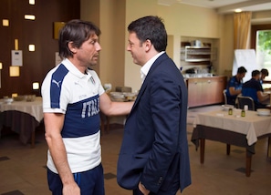 Sorpresa Nazionale. c'è Renzi a Coverciano: «Azzurri, fatevi valere»
