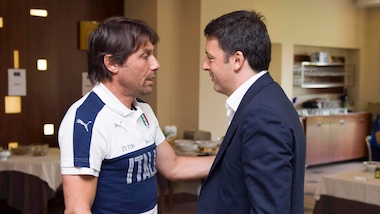 Sorpresa Nazionale. c'è Renzi a Coverciano: «Azzurri, fatevi valere»