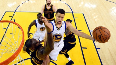 Curry sbanca Cleveland, Warriors a un passo dal Repeat