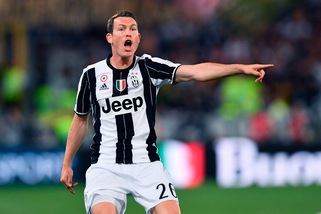 Calciomercato: «Conte vuole Lichtsteiner al Chelsea, offerti 15 milioni alla Juventus»