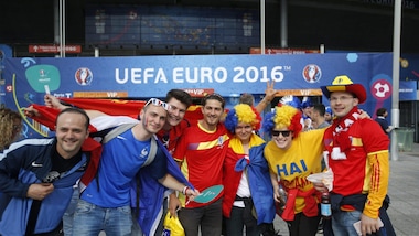 Saint Denis, cancelli aperti. Inizia l'Europeo in Francia