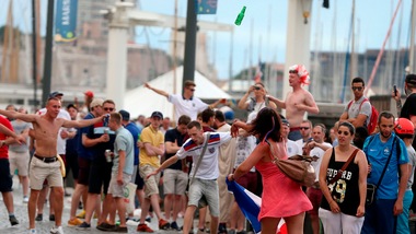 Gli hooligans invadono Marsiglia, la tifosa francese li affronta
