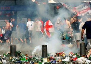 Euro 2016: Marsiglia a ferro e fuoco, è guerriglia urbana tra hooligan