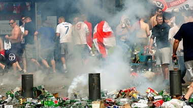 Euro 2016: Marsiglia a ferro e fuoco, è guerriglia urbana tra hooligan