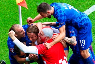 Segna Modric, il tifoso croato fa invasione e corre ad abbracciarlo