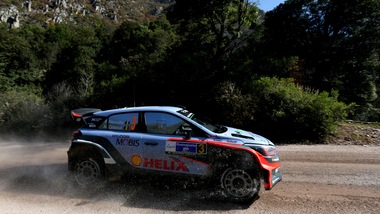 Rally, in Sardegna vince Neuville