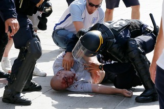 La Uefa: Inghilterra e Russia fuori da Euro 2016 se continuano violenze