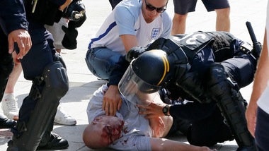 La Uefa: Inghilterra e Russia fuori da Euro 2016 se continuano violenze