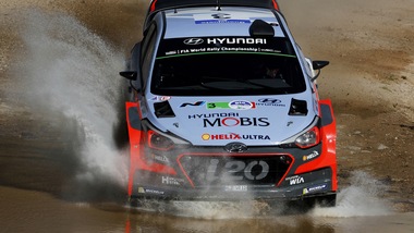 Rally Italia, vince Neuville con la Hyunday