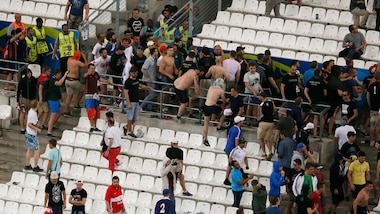 Euro 2016, cade da un parapetto, muore tifoso irlandese ubriaco