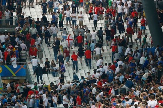 Euro 2016 Inghilterra, Rooney e Hodgson ai tifosi: «State fuori dai guai»