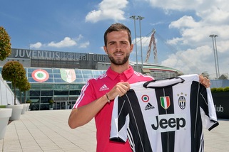 Calciomercato, Pjanic si presenta: «Voglio vincere, forza Juve!»
