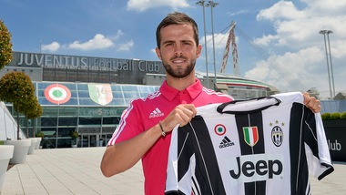 Calciomercato, Pjanic si presenta: «Voglio vincere, forza Juve!»