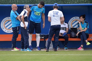 Italia, Pellè lascia l'allenamento: problemi a mano e caviglia