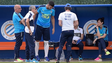 Italia, Pellè lascia l'allenamento: problemi a mano e caviglia