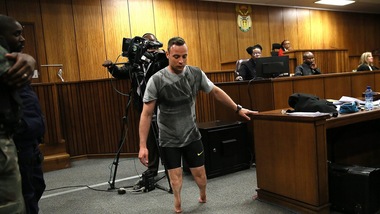 Pistorius cammina senza protesi in tribunale