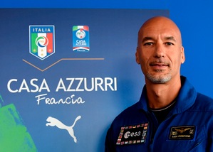 Euro 2016, Parmitano in visita all'Italia: «Testa a stelle piedi a terra»