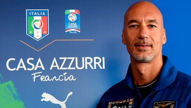 Euro 2016, Parmitano in visita all'Italia: «Testa a stelle piedi a terra»