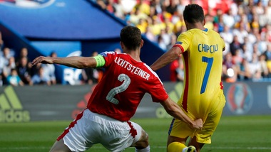 Svizzera, Lichtsteiner trattiene Chipciu: l'arbitro fischia, ma il rigore per la Romania è dubbio