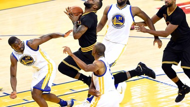 LeBron travolge Golden State, si va a gara7