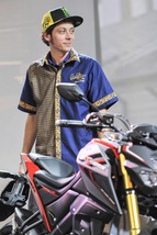 Le Mans, Vale attirato dall’idea di provarci, a Brad Pitt la bandiera del via