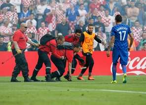 Repubblica Ceca-Croazia: un petardo colpisce uno steward