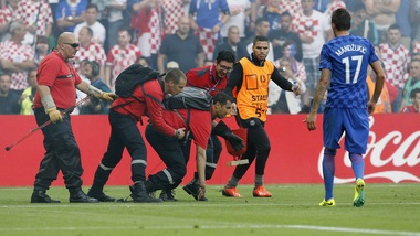 Repubblica Ceca-Croazia: un petardo colpisce uno steward