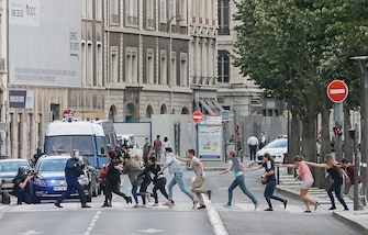Euro 2016: pacco sospetto a Bordeaux, scende di panico prima di Belgio-Irlanda