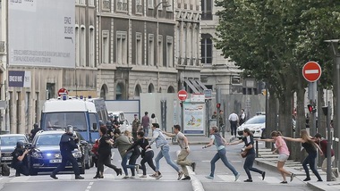 Euro 2016: pacco sospetto a Bordeaux, scende di panico prima di Belgio-Irlanda