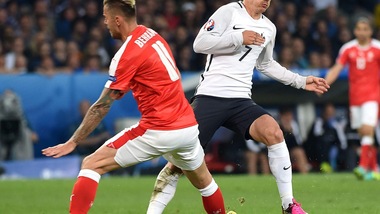 Contrasto di Behrami: la palla esplode!