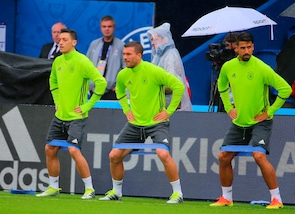 Euro 2016, Sami Khedira sotto la pioggia con la sua Germania