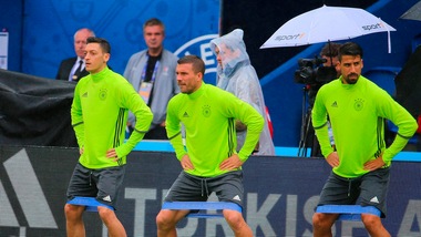 Euro 2016, Sami Khedira sotto la pioggia con la sua Germania