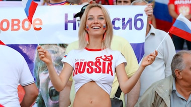 Euro 2016, Russia-Galles, che show: quante bellezze in tribuna!