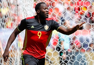 Calciomercato, Raiola su Lukaku: «Può restare all'Everton»