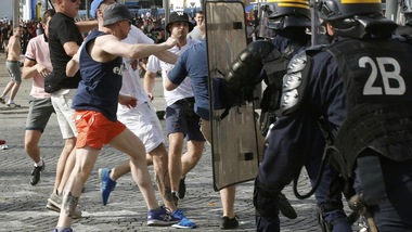 Euro 2016, scontri tra ultrà a Marsiglia prima di Ucraina-Polonia