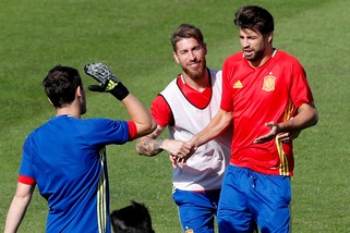 Euro 2016, Spagna tra scherzi e sorrisi: per l'Italia ci si prepara così