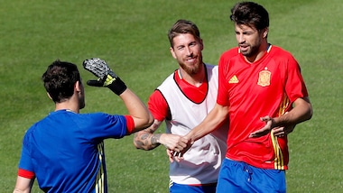 Euro 2016, Spagna tra scherzi e sorrisi: per l'Italia ci si prepara così