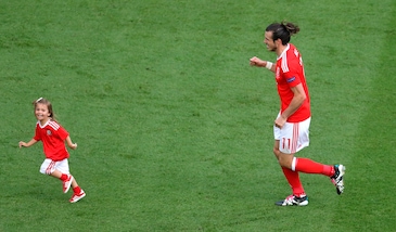Bale ai quarti col suo Galles, che festa con la figlia a fine partita