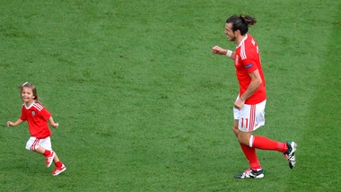 Bale ai quarti col suo Galles, che festa con la figlia a fine partita
