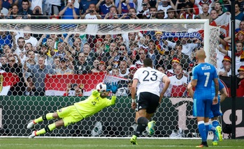 Euro 2016, Germania-Slovacchia: la fotosequenza del rigore di Özil