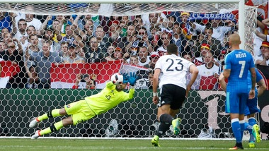 Euro 2016, Germania-Slovacchia: la fotosequenza del rigore di Özil